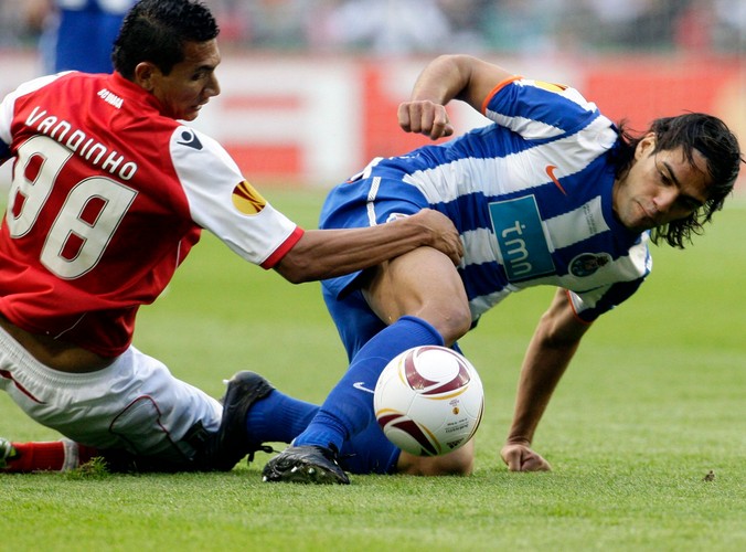 Falcao z Porto walczy o piłkę z Vandinho
