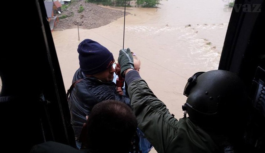 OU spasavanju su angažovani i helikopteri oružanih snaga BiH           Foto: Avaz