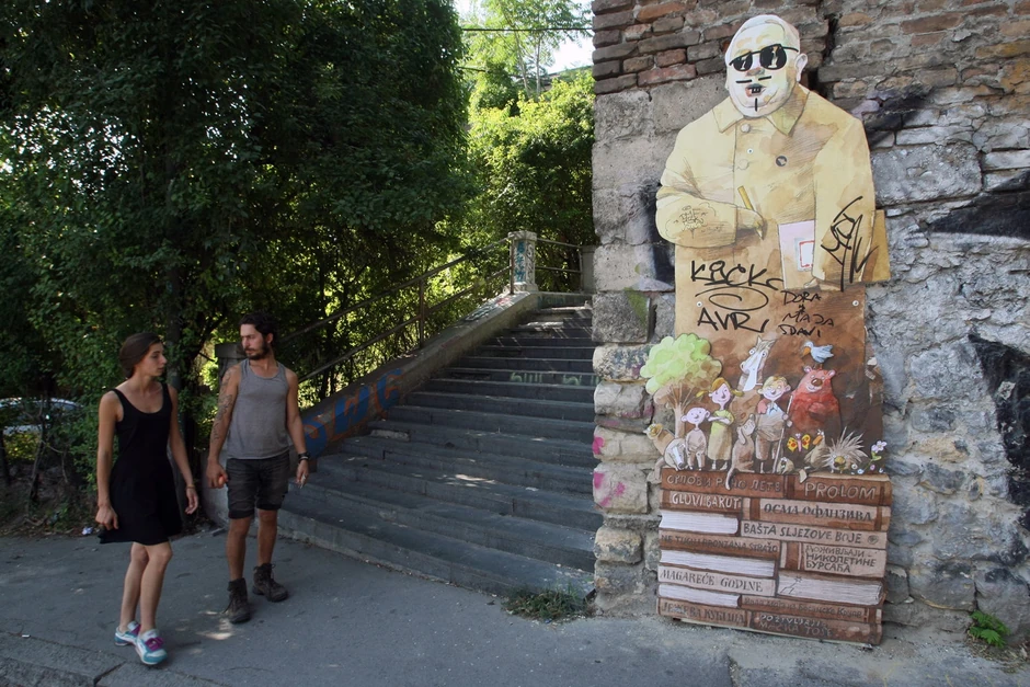 Prolaznici šokirani skrnavljenjem poznatog srpskog pisca