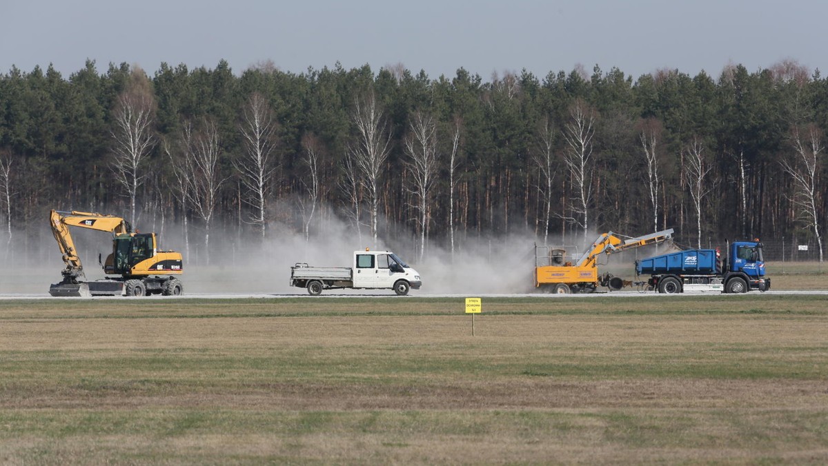 Irlandzki przewoźnik Ryanair do 2 września będzie wykonywał swoje rejsy z warszawskiego Lotniska Chopina. Przewoźnik zapowiada, że wróci do portu w Modlinie, jak tylko pas startowy zostanie naprawiony.