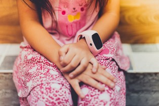 Niemiecka agencja nadzoru zakazała smartwatchy dla dzieci. "To urządzenia szpiegujące"