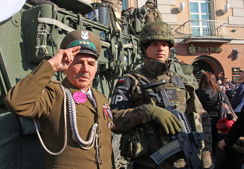 Tłumy w Białymstoku przywitały amerykańskich żołnierzy