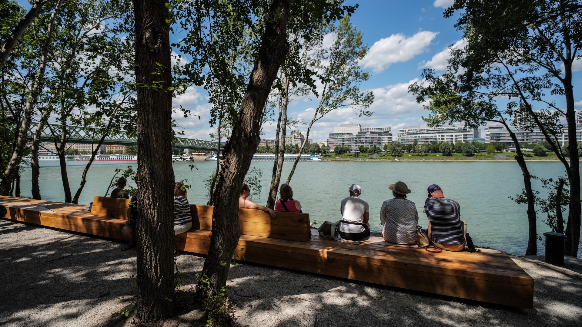 V lete otvorili zrekonštruovaný Nábrežný park Staré Lido v Bratislave. Pôvodne zanedbaný a spustnutý priestor vyčistili a pribudli prírodné chodníčky, lavičky, herné prvky či ohniská.