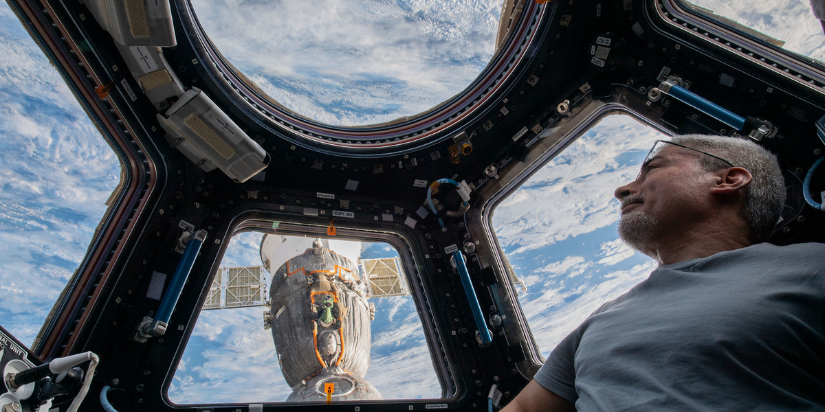 Vande Hei spogląda na Ziemię z wnętrza siedmiookiennej kopuły, okna Międzynarodowej Stacji Kosmicznej na świat.