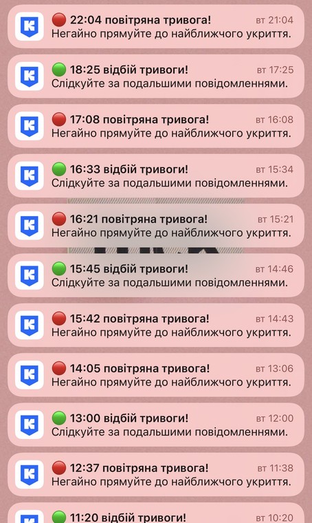 – Wiadomości w telefonie komórkowym o tym, że w Kijowie ogłaszany jest alarm powietrzny (czerwona kropka) oraz odwołany (zielona kropka). Wciąż je otrzymuję, kilkadziesiąt razy dziennie. Jestem w Polsce, ale w smartfonie mam ukraińską kartę sim" – tłumaczy nam Ksenia Charczenko