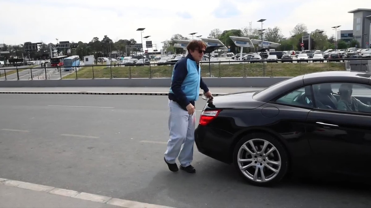 U BESNOM AUTU GA SAČEKALA ATRAKTIVNA BRINETA Goran Bregović u farmerkama i trenerci na aerodromu, požurio da joj se javi, pa se zajedno odvezli (VIDEO)