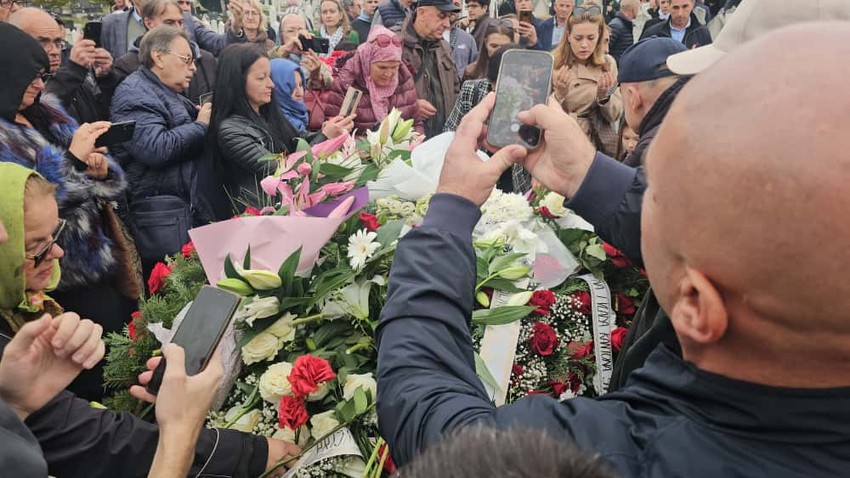 Dino Bešlić prima saučešće na groblju