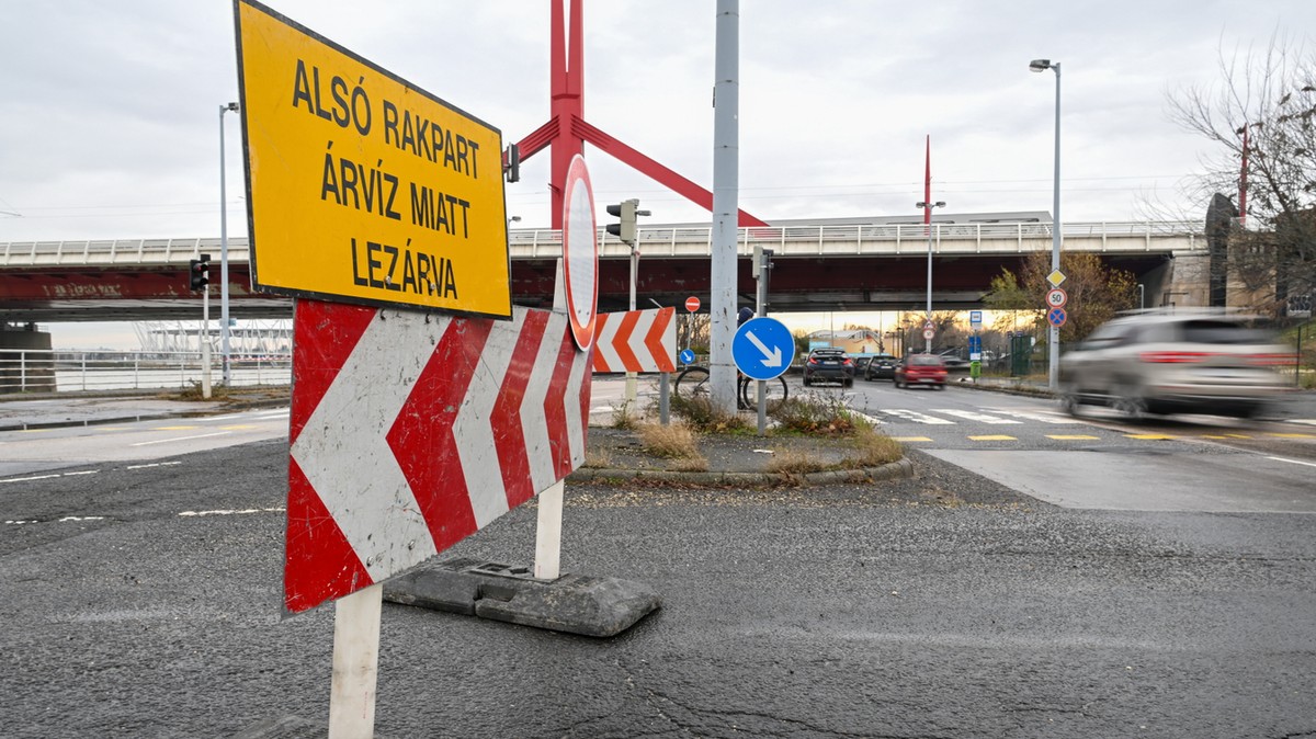 Teljes a káosz! Újabb utakat zártak le az árvíz miatt, kilométeres torlódások vannak az autópályán is