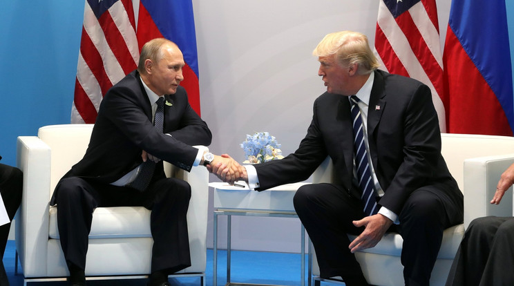 Donald Trump és Vlagyimir Putyin kezet ráz a G20 találkozóján /Fotó: AFP