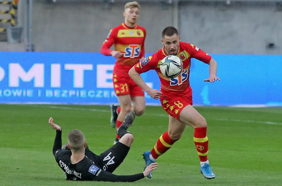 Piłkarz Jagiellonii Białystok Przemysław Mystkowski (P) i Dawid Szymonowicz (L) z Cracovii podczas meczu Ekstraklasy