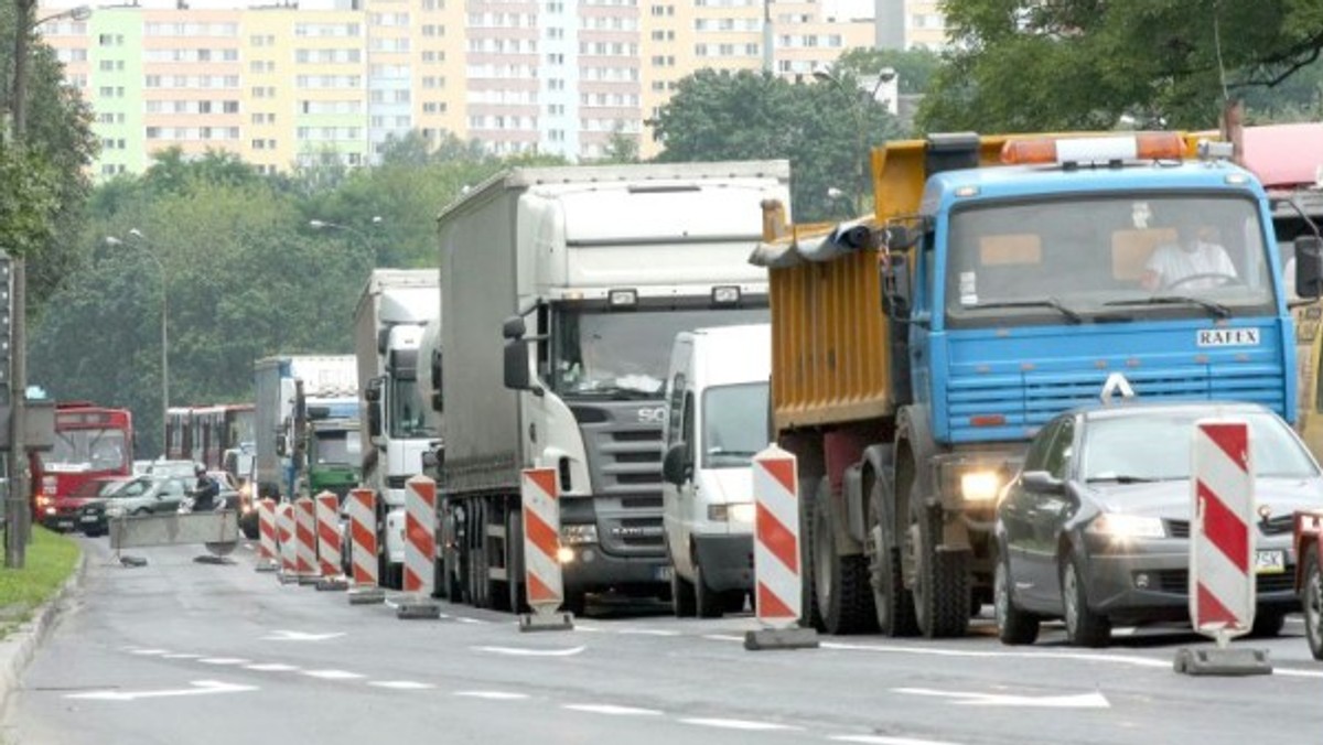 Jazda w żółwim tempie, blokowanie dwóch pasów przez budowlane ciężarówki – to poranna codzienność w mieście. Zwłaszcza na dwupasmowym łączniku od ulicy Mełgiewskiej do alei Tysiąclecia, w okolicach młyna Krauzego. Kierowcy mają dość, a policja zapowiada kontrole.