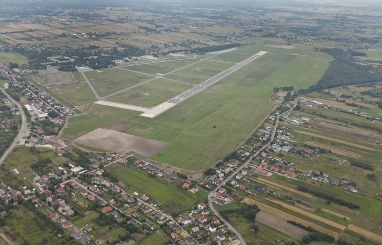 Teren inwestycji w obecnym stanie. Znajduje się tam lotnisko wojskowe, które będzie funkcjonować również po otwarciu portu cywilnego.