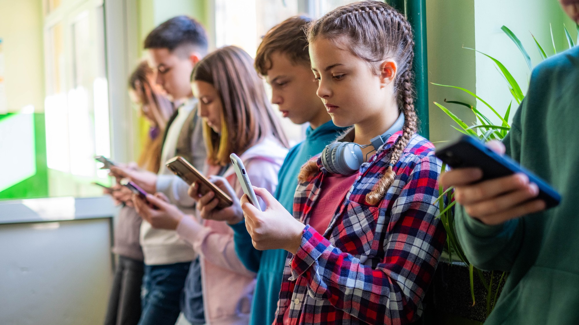 Podľa najnovšej štúdie mladí ľudia uvádzali, že čím skôr dostali smartfón do vlastníctva, tým vyššie bolo riziko, že trpeli zhoršeným duševným zdravím v blízkej budúcnosti. Dôležité však je, na čo smartfóny naše deti využívajú