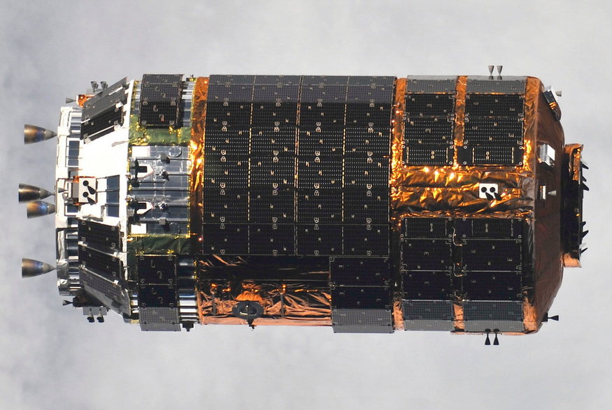 Japoński pojazd transportowy HTV-9, podczas zbliżania się do ISS w maju 2020 roku. To właśnie podczas dziewiątej i ostatniej misji tego statku na ISS przywieziono paletę z bateriami, którą później po prostu wyrzucono, bo nie mieściła się do innych pojazdów.