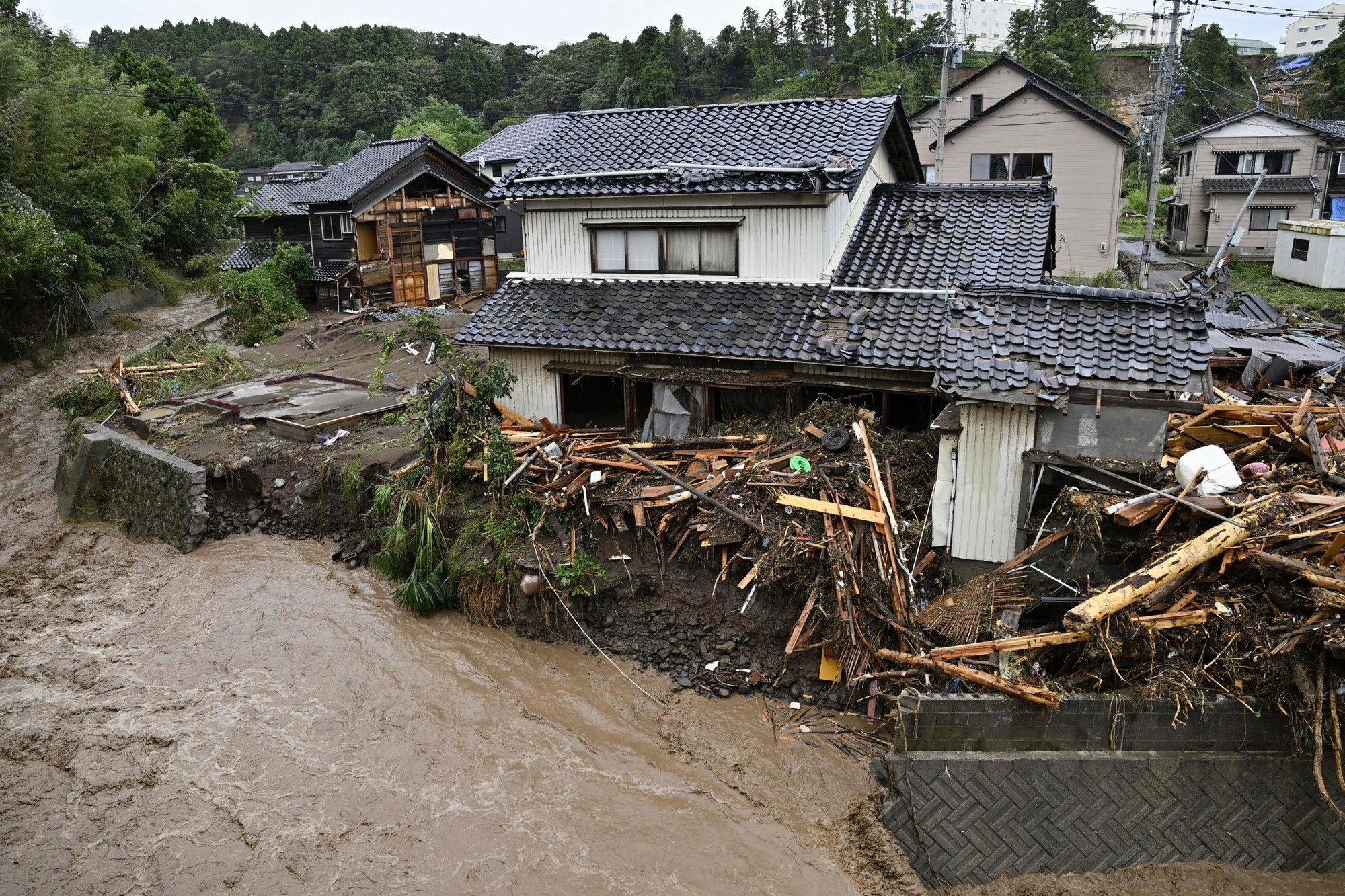 Prudké lejaky spôsobili v Japonsku povodne a zosuvy.