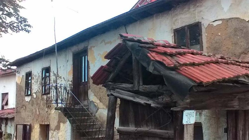 Pred uskršnje praznike isključili su nam struju, pa smo pored svih nevolja u mraku bili mesec i po dana. samo su pokušali na silu da nas isteraju, kaže Zagorka Spasić