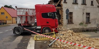 Ciężarówka wjechała w budynek. Zawiniła pszczoła