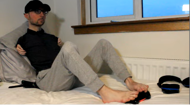 James Toland en action avec ses pieds