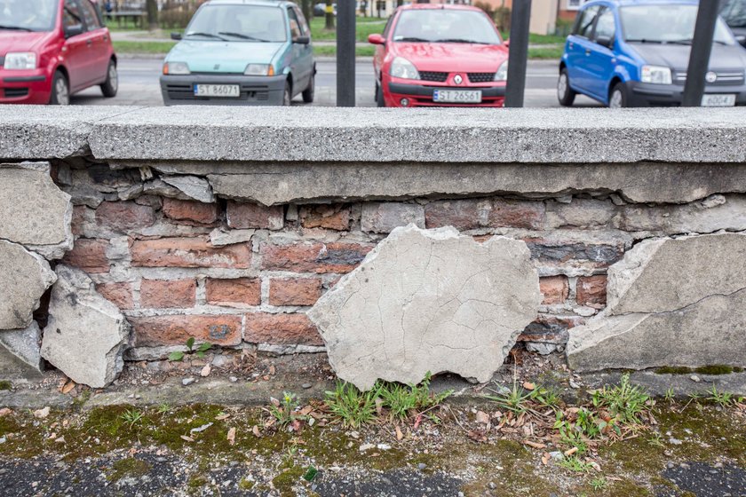 Zaniedbany teren oraz budynek szpitala w Tychach