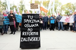 Nauczyciele wyszli na ulice. Protest przeciwko reformie edukacji [ZDJĘCIA]