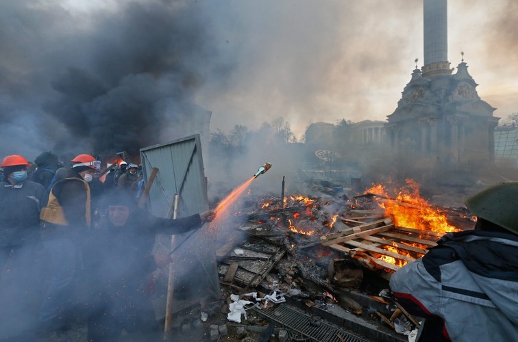 <b>Odpowiedź Unii Europejskiej</b>. <br></br>W reakcji na ostatnie wydarzenia na Ukrainie rzeczniczka Komisji Europejskiej odpowiedziała, że wszystkie działania UE są rozważane. Ewentualne sankcje mogłyby wejść w życie już w najbliższy piątek. Fot. EPA/SERGEY DOLZHENKO/PAP/EPA/