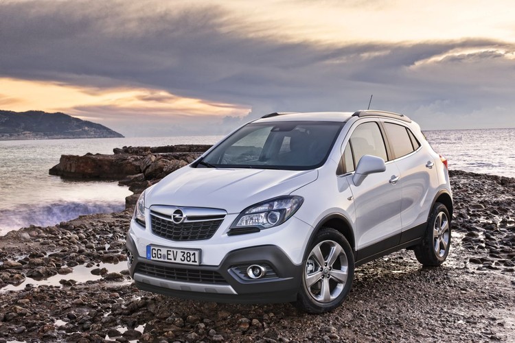 Opel mokka będzie dostępny w salonach sprzedaży pod koniec 2012 roku. Ma konkurować m.in. z kią soul