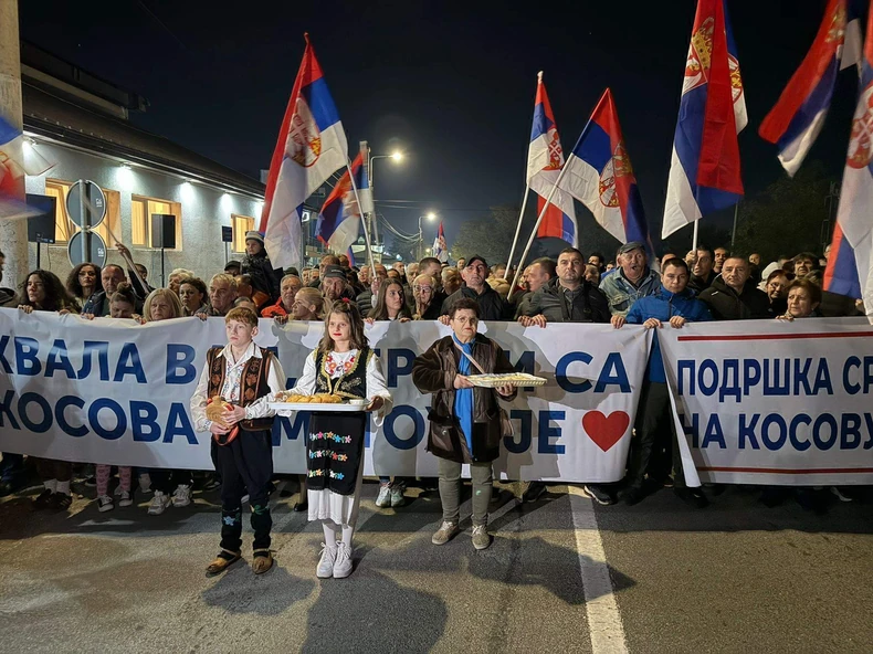 Srbi sa KiM koji pešače ka Novom Sadu