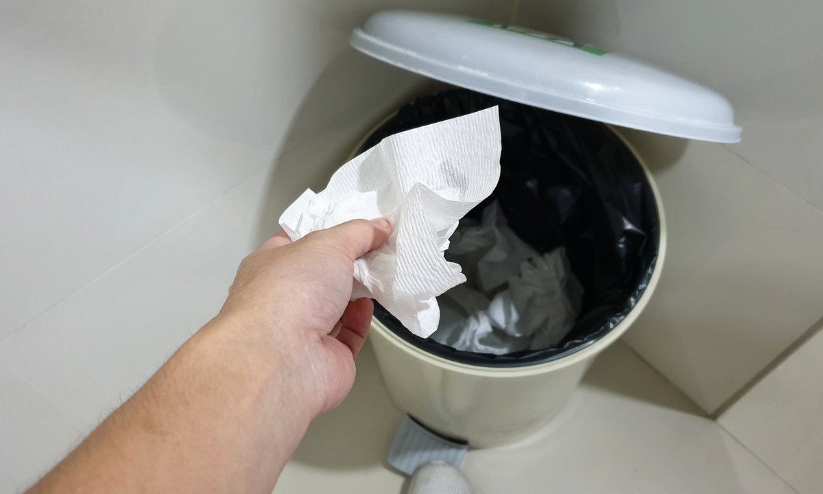 Wyrzucasz zużyte chusteczki do tego pojemnika? Popełniasz błąd