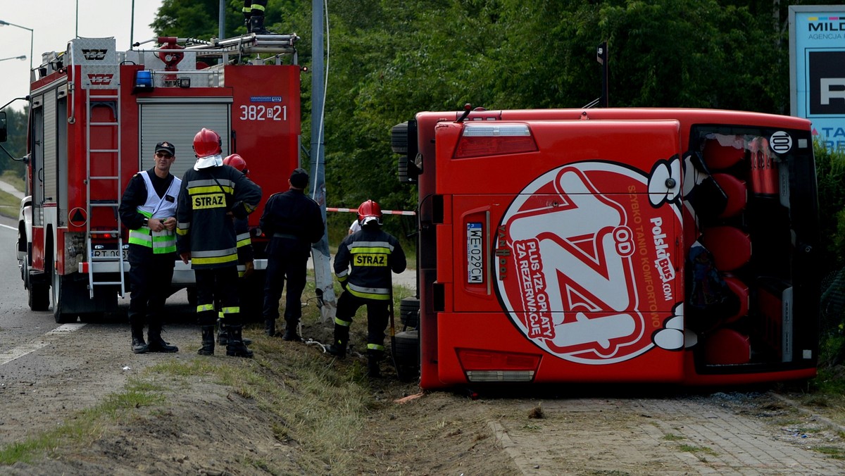 Przejezdna jest już droga krajowa nr 9 w Nowej Dębie na Podkarpaciu, gdzie nad ranem autokar wpadł do rowu i przewrócił się. W wypadku rannych zostało prawie 40 osób.