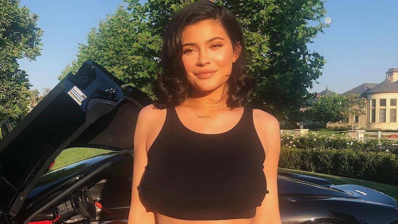 Na początku lutego Kylie Jenner urodziła swoje pierwsze dziecko. Młoda mama uwielbia stroić Stormi w najdroższe ubrania. Ostatnio pochwaliła się na Instagramie kolekcją butów dziewczynki. Na krótkim wideo można dostrzec takie marki jak Gucci, Nike czy Louis Vuitton. Czy to nie przesada – pytają internauci.