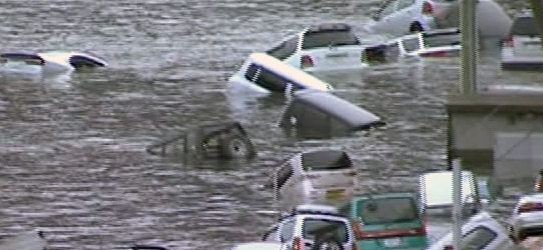 Tsunami porwało wiele dzieci. Ci, którzy przeżyli, są uwięzieni