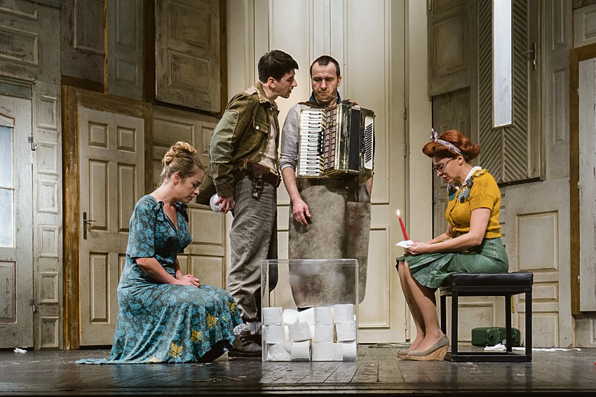 Uloge tumače: Hristina Popović, Svetozar Cvetković, Nenad Jezdić, Viktor Savić, Nemanja Oliverić, Dubravka Mijatović, Ivan Jevtović i Dragana Đukić
