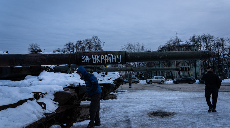 Ukrajnáért - áll a tank csövén / Fotó: Northfoto
