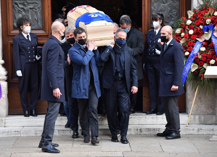 Skandal we Włoszech. W trakcie pogrzebu Paolo Rossiego okradziono jego dom