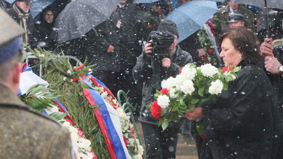 - Razem łatwiej nam się zmierzyć z ogromem nieszczęścia, które tu się wydarzyło - mówiła w Smoleńsku pierwsza dama Anna Komorowska, która przewodniczyła pielgrzymce rodzin ofiar w miejsce katastrofy z 10 kwietnia. Bliscy ofiar w rok po katastrofie byli też przy wraku Tu-154M.
