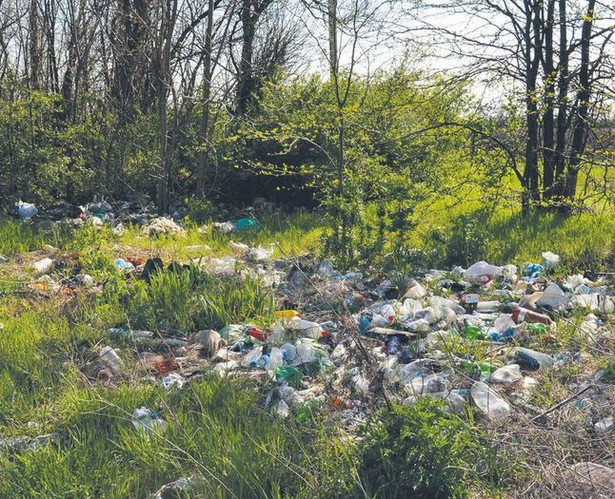 Góra niechcianych śmieci rośnie