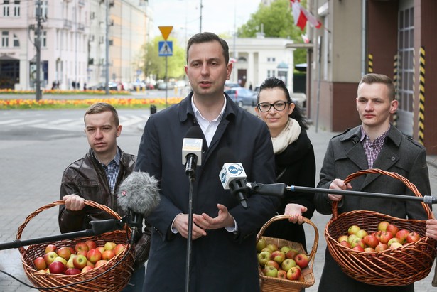 Przewodniczący PSL Władysław Kosiniak-Kamysz oraz przedstawiciele Forum Młodych Ludowców podczas konferencji prasowej z okazji Święta Pracy.