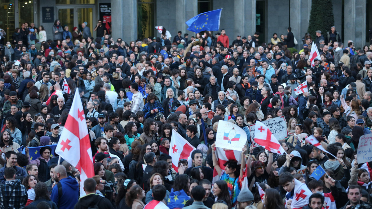 W Gruzji protestują przeciwko "rosyjskiej ustawie". 10 tys. osób na ulicach Tbilisi