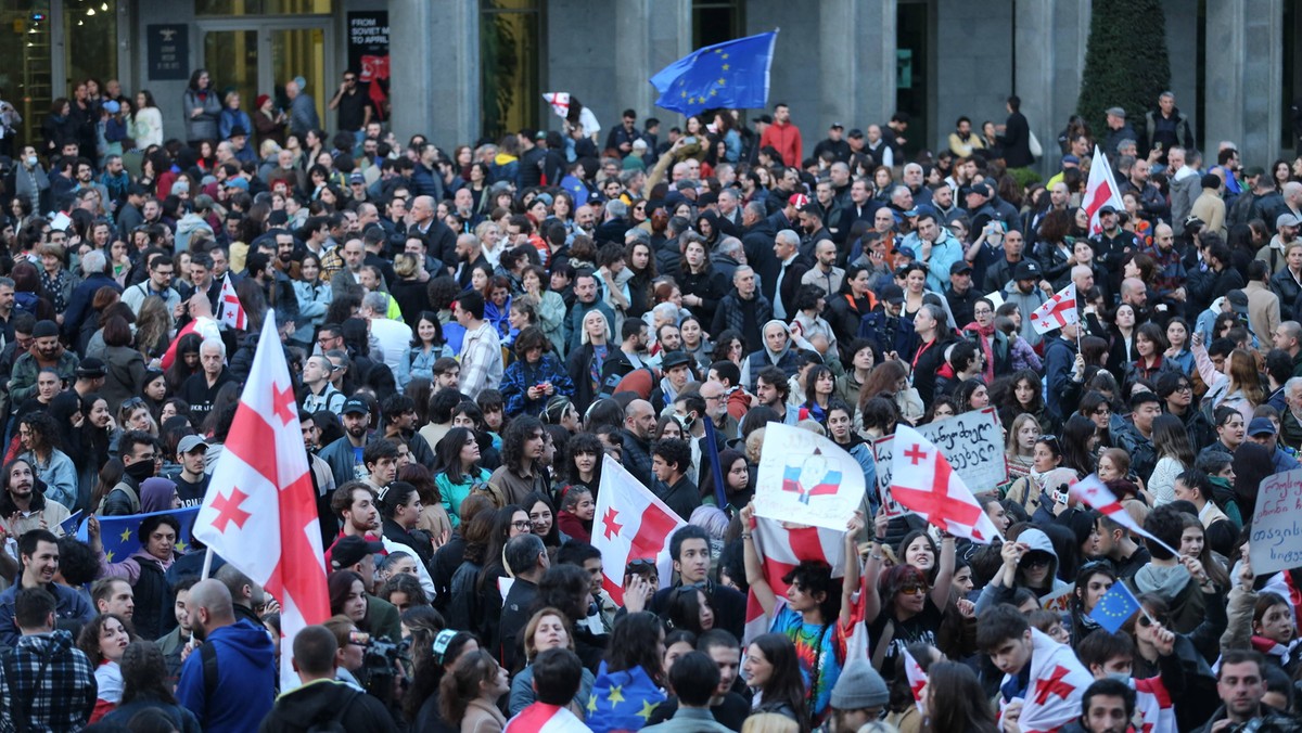 W Gruzji protestują przeciwko "rosyjskiej ustawie". 10 tys. osób na ulicach Tbilisi