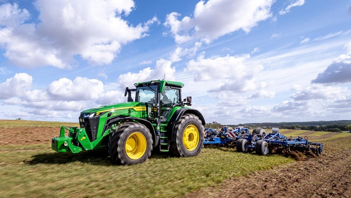 John Deere 8R 340. Taki model ciągnika dostał wiceminister Norbert Kaczmarczyk