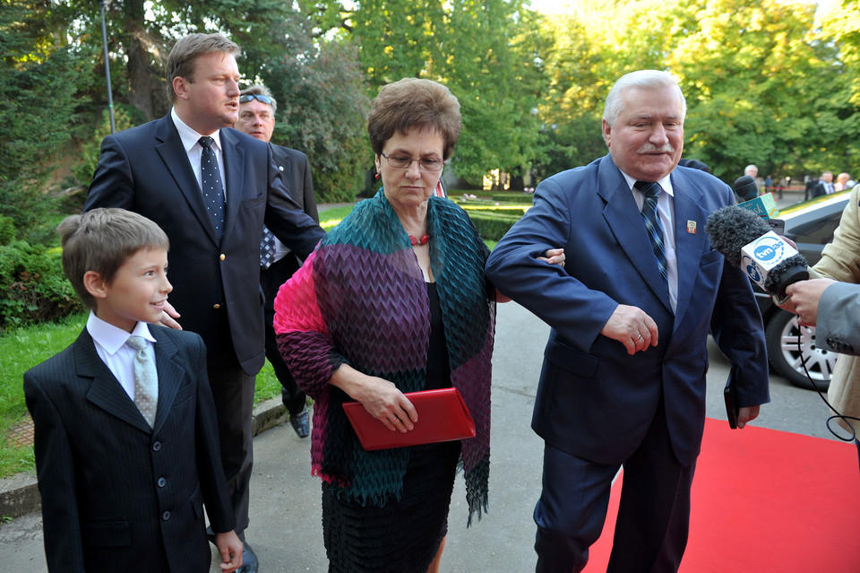 Lech Wałęsa, w towarzystwie żony udaje się na swoje przyjęcie urodzinowe, fot. PAP/Adam Warżawa