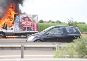 Gori kamion na autoputu