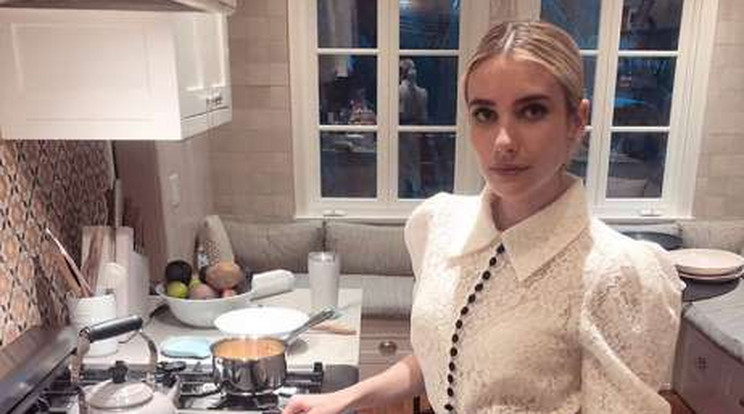 Emma Roberts a konyhában is jól mutat.