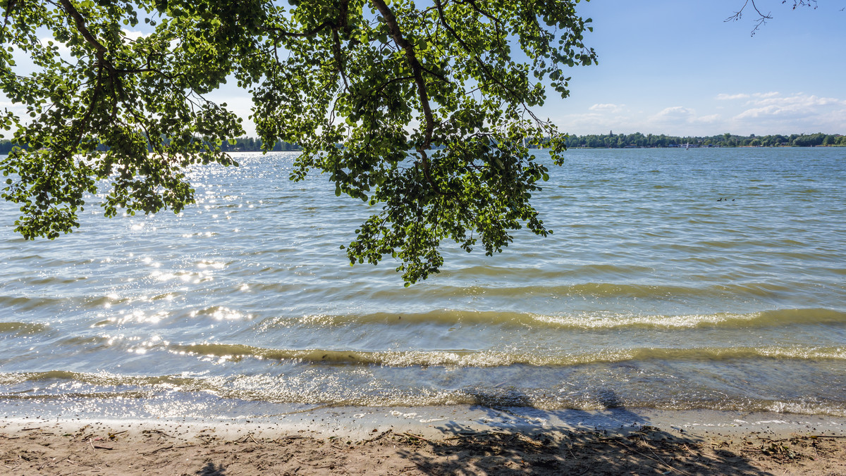 <strong>Urząd Miasta Poznania skierował do sądu sprawę utrudnionego dostępu mieszkańców do plaży nad Jeziorem Kierskim. Wejście na publiczny teren od dwóch lat ogranicza właściciel sąsiadującego z plażą prywatnego ośrodka wypoczynkowego.</strong>