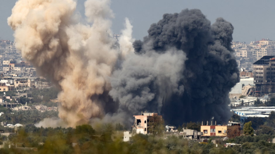 Kłęby dymu po izraelskim ataku na oblężonym terytorium Palestyny