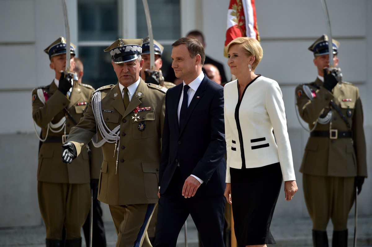 Prezydent i Pierwsza Dama w Pałacu Prezydenckim. Tłum: Witaj w domu