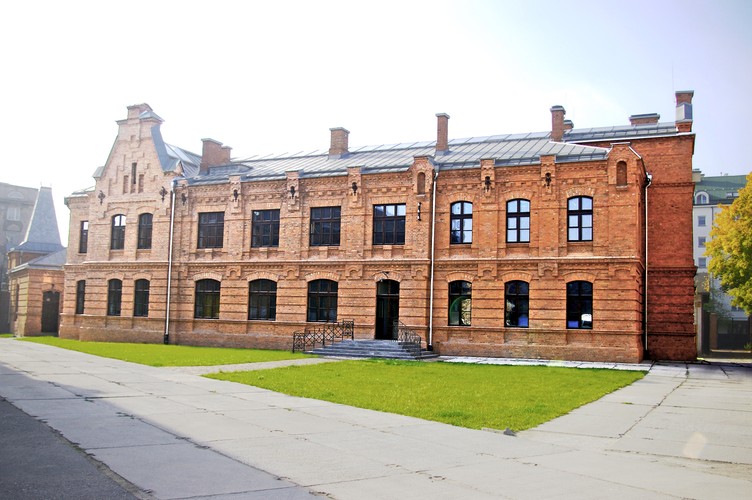 Koneser <br>
W poszukiwaniu najemców i kupców do Cannes jadą też prywatni inwestorzy i właściciele nieruchomości. BBI Development pokaże Centrum Praskie Koneser, które powstaje na warszawskiej starej Pradze na terenie dawnej Warszawskiej Wytwórni Wódek Koneser.