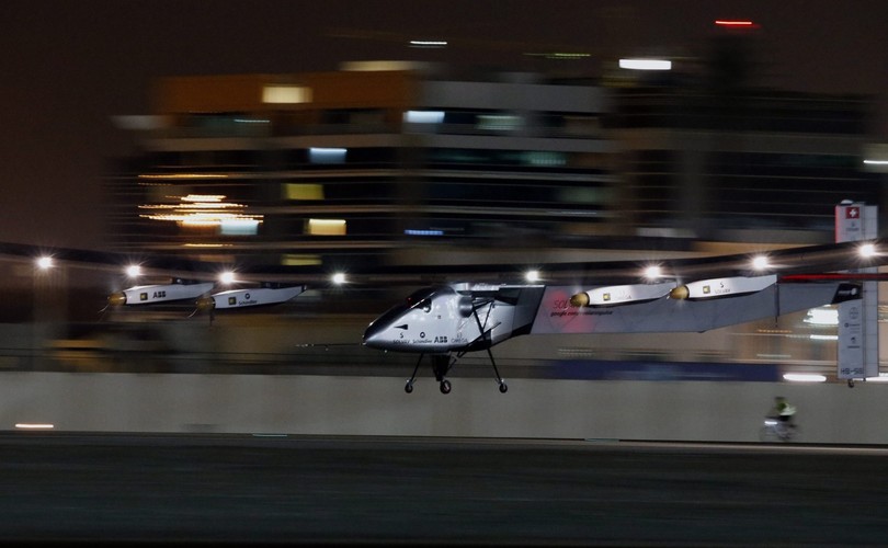 Maszynę zasila 17 tysięcy ogniw słonecznych umieszczonych na jej skrzydle mającym rozpiętość ponad 70 metrów.