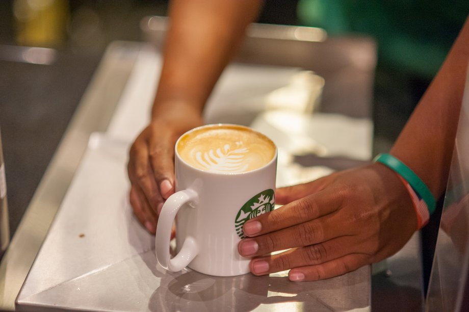 Latte, czyli espresso z dużą ilością spienionego mleka, to jeden z ulubionych kawowych napojów Polaków