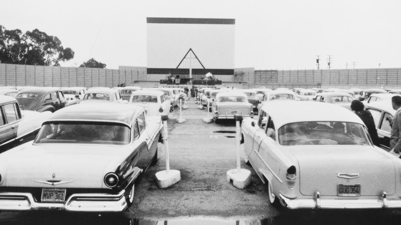 <strong>W 1979 r. w wyniku irańskiej rewolucji islamskiej zakazane zostały wszystkie działające w kraju kina samochodowe. Teraz, ponad 40 lat później, zakaz przestał obowiązywać. Powód jest prosty. Pandemia koronawirusa sprawiła, że zorganizowane na terenie parkingu w Teheranie prowizoryczne kino samochodowe to jedyne miejsce w Iranie, gdzie można zobaczyć film w towarzystwie innych widzów.</strong>